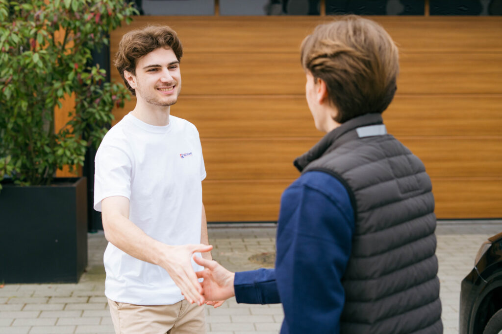 Kfz Gutachter Neumann im Gespräch mit einem Kunden während eines Business-Shootings