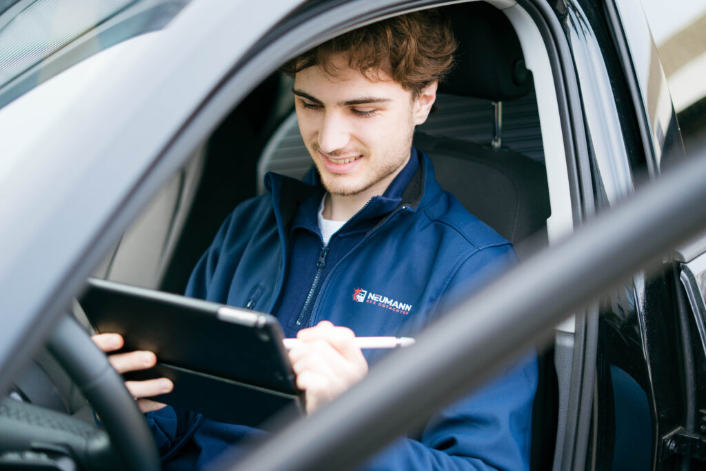 Unternehmensfotografie beim Kfz Gutachter Neumann während der Arbeit