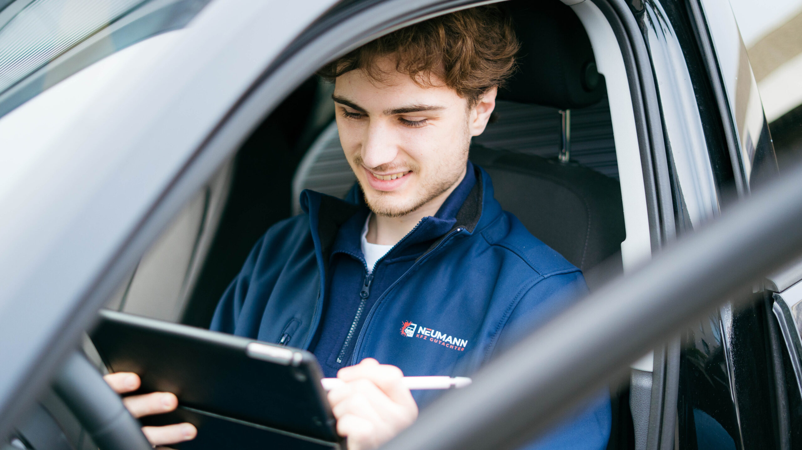 Unternehmensfotografie beim Kfz Gutachter Neumann während der Arbeit