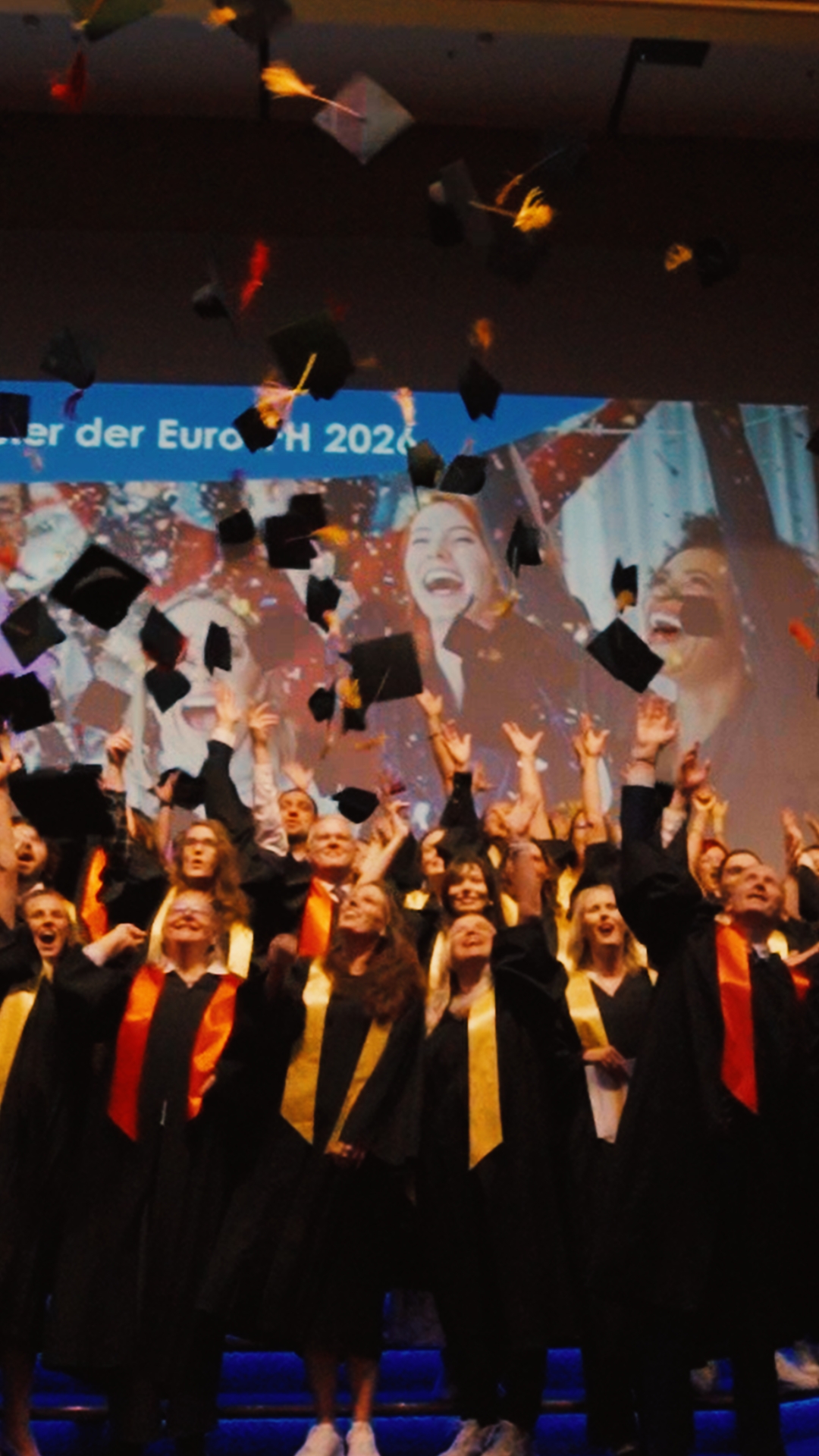Aftermovie von der Absolventenfeier der Euro FH 2026 – jubelnde Absolvent:innen beim Wurf der Doktorhüte